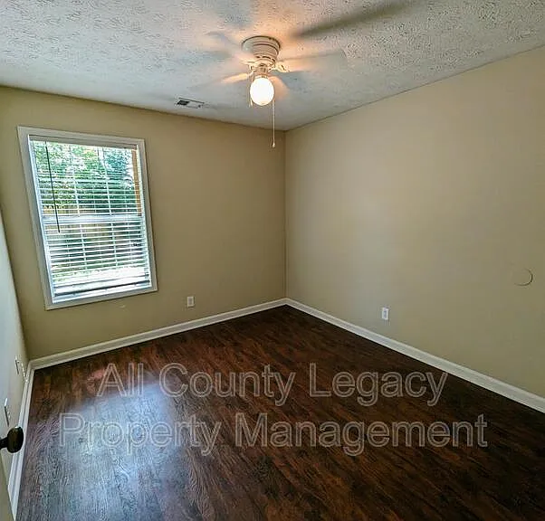 1307 Yorkshire Ln — Photo 8