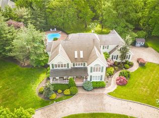 9 Emerald Ln, Montebello, NY 10901