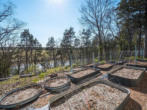 4th image of 2581 River Rd