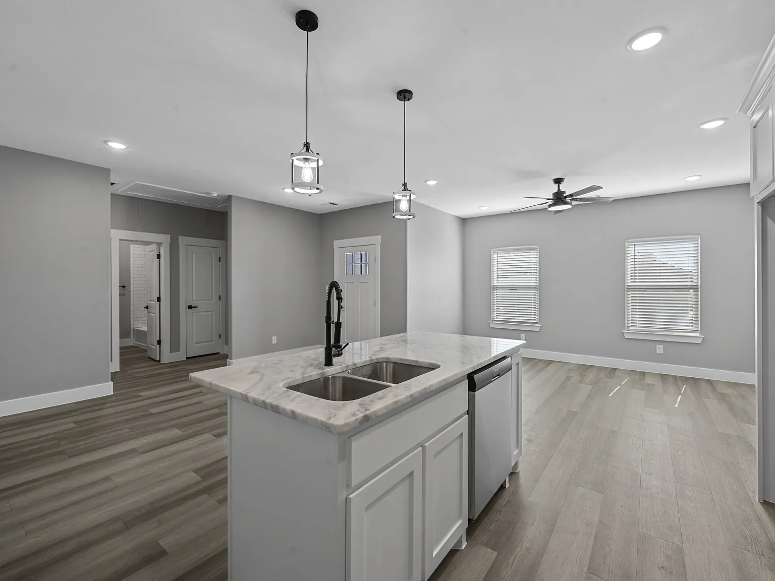 527 West Walker Street, Denison TX 7502 — Photo 3