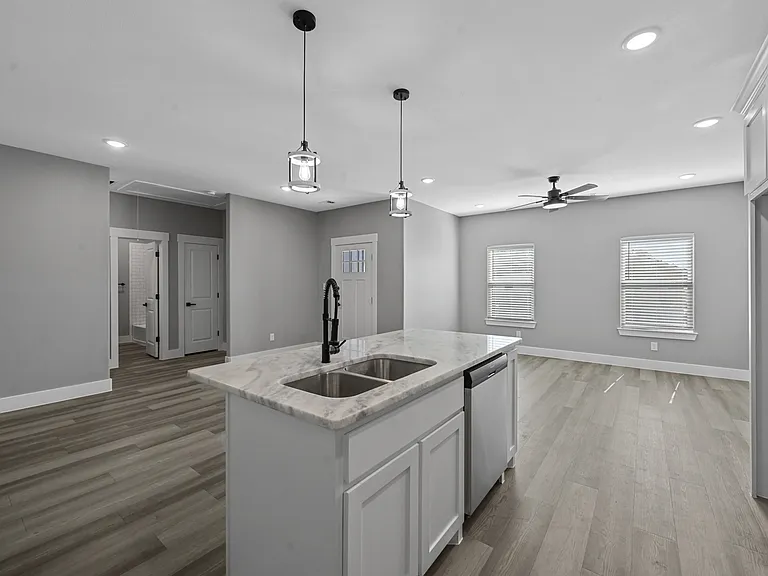 527 W Walker St — Photo 7