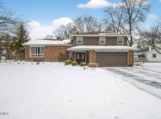 2 Dawn Dr, Albany, NY 12205