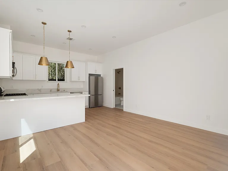 10558 Encino Ave — Photo 3