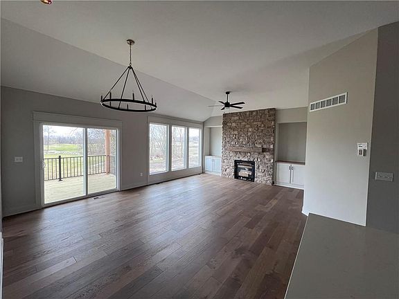 3rd image of 698 Salem Rd