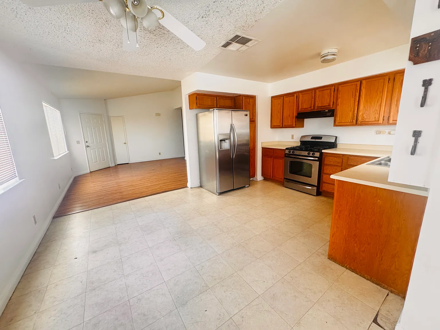 3 bed, 1141 sqft, $2,050 — Photo 4