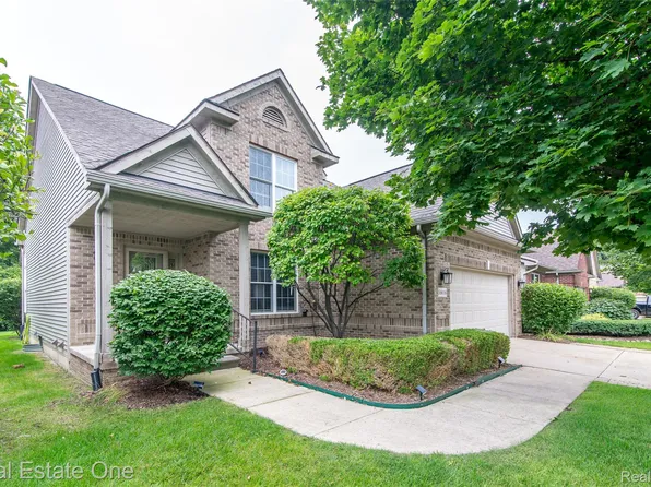 5808 Windstar Cir, Waterford, MI 48327