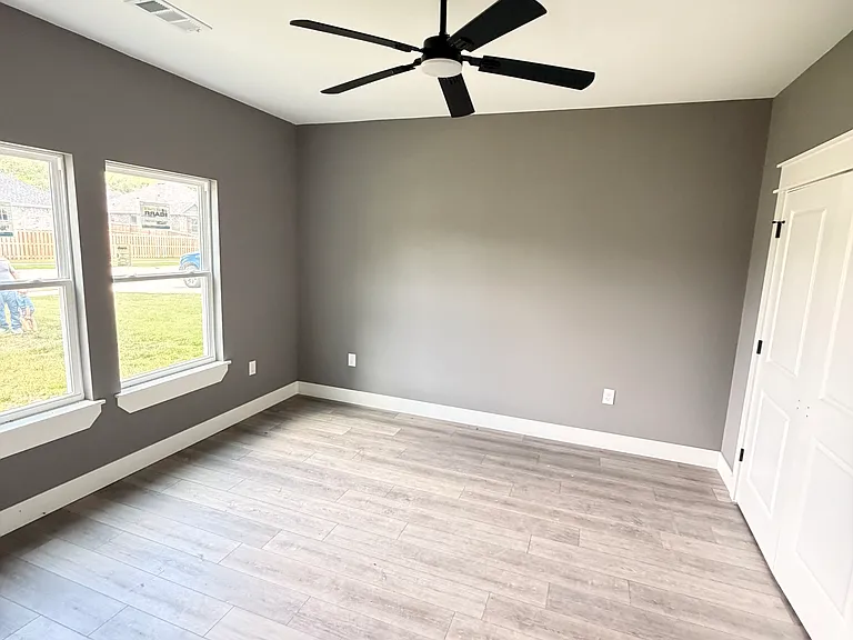 385 W Smith St — Photo 10