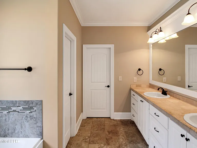 114 Huber St — Photo 13