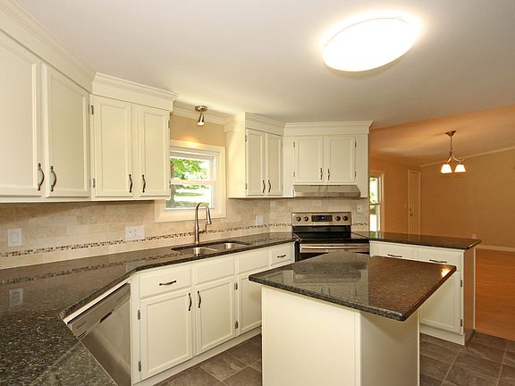 3rd image of 7464 Forest Oak Dr