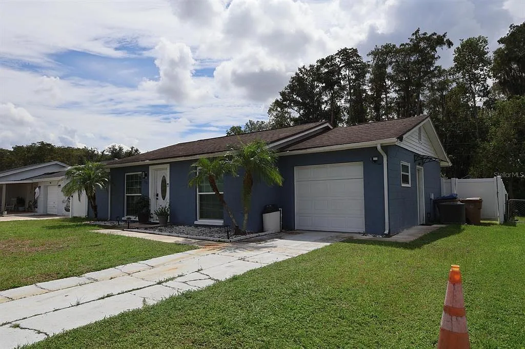 3 bed, 3.0 bath, 1162 sqft, $2,300 — Photo 2