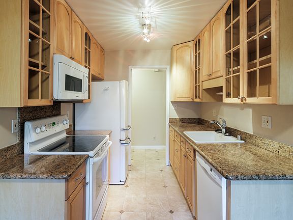 4th image of 610 Gilbert Ave APT 26
