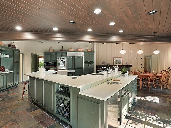 5th image of 2635 Crestwood Ln