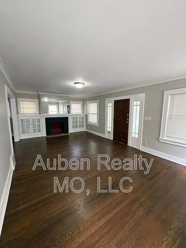 3 bed, 1.5 bath, 1300 sqft, $1,895 — Photo 2