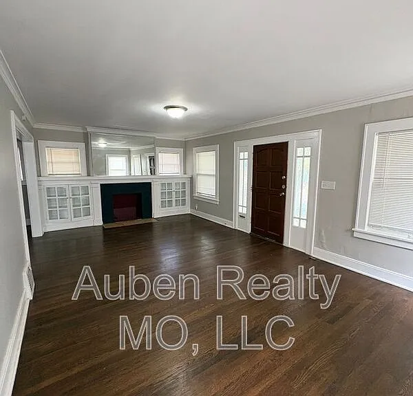 5304 Harrison St — Photo 2