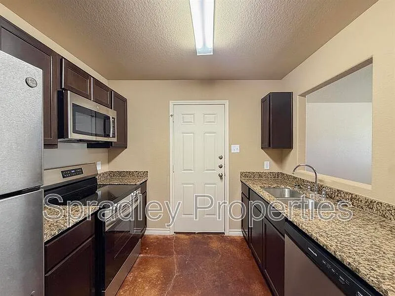 3 bed, 2.0 bath, 1293 sqft, $1,395 — Photo 4
