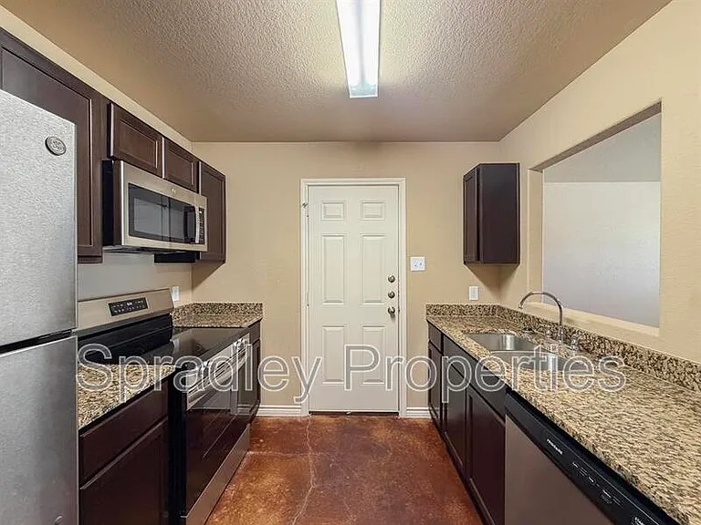 1044B Edwards Dr — Photo 4