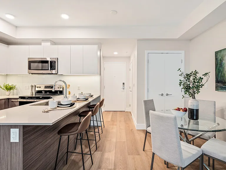 45 Gorge Rd E — Photo 9