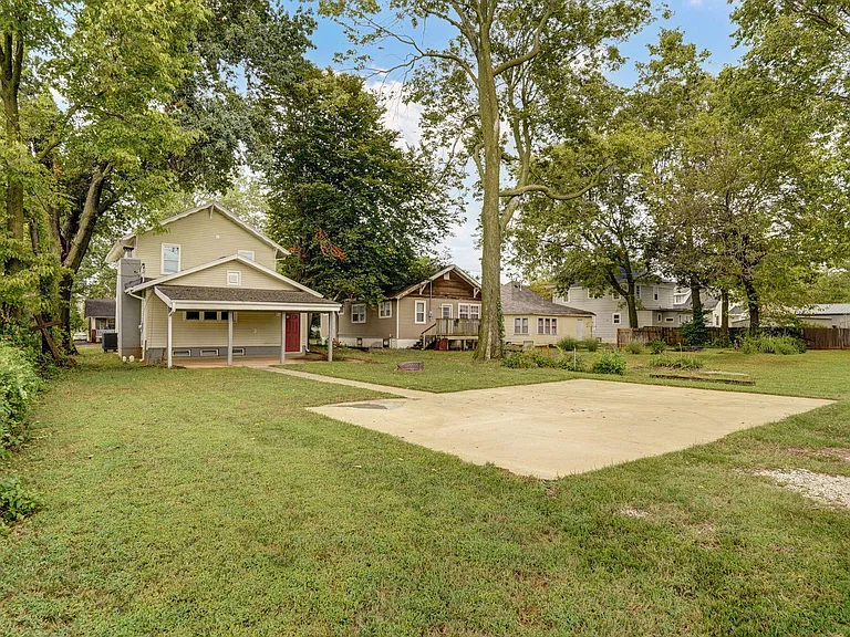 704 E Normal St — Photo 19