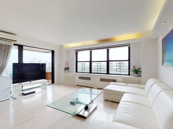 264 East Broadway image 1 of 12