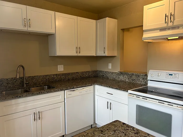 139 Sparrow Dr #3F — Photo 1