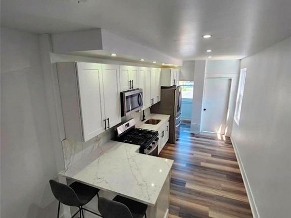 4th image of 237 N Fountain St