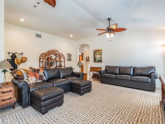 4th image of 15939 Leatherleaf Ln