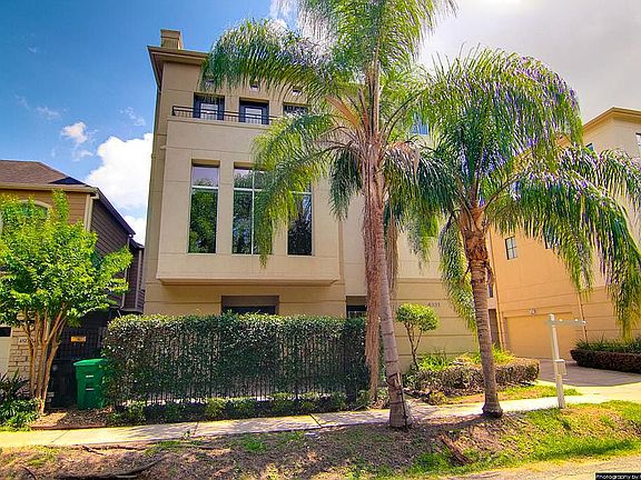 Stunning stucco corner unit home in sought after Rice Military.