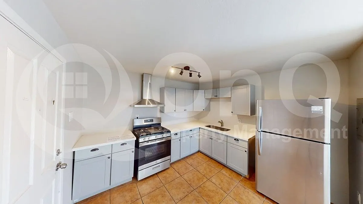 Studio, 1.0 bath, 380 sqft, $825 — Photo 2