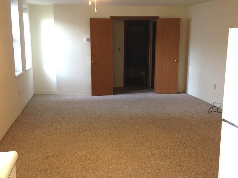 Drake Plaza Apartments — Photo 22