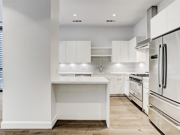 3rd image of 1211 Caroline St Unit 1608