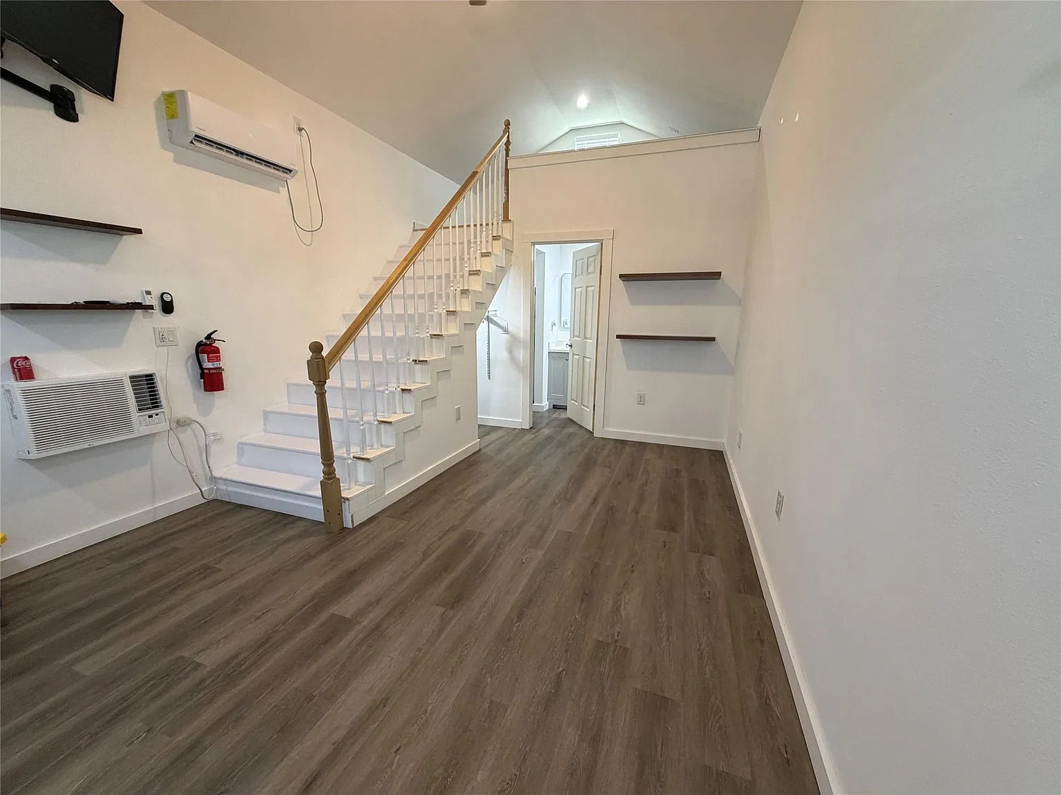 1 bed, 1.0 bath, 242 sqft, $1,800 — Photo 1