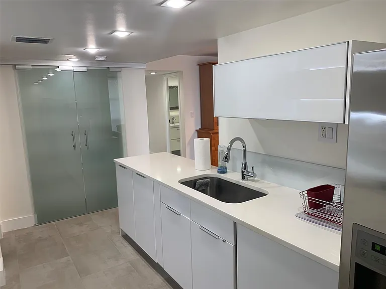 1000 Parkview Dr #319 — Photo 5