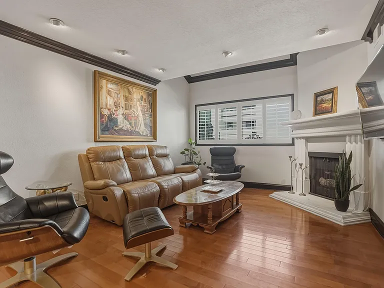 21620 Burbank Blvd #15 — Photo 2