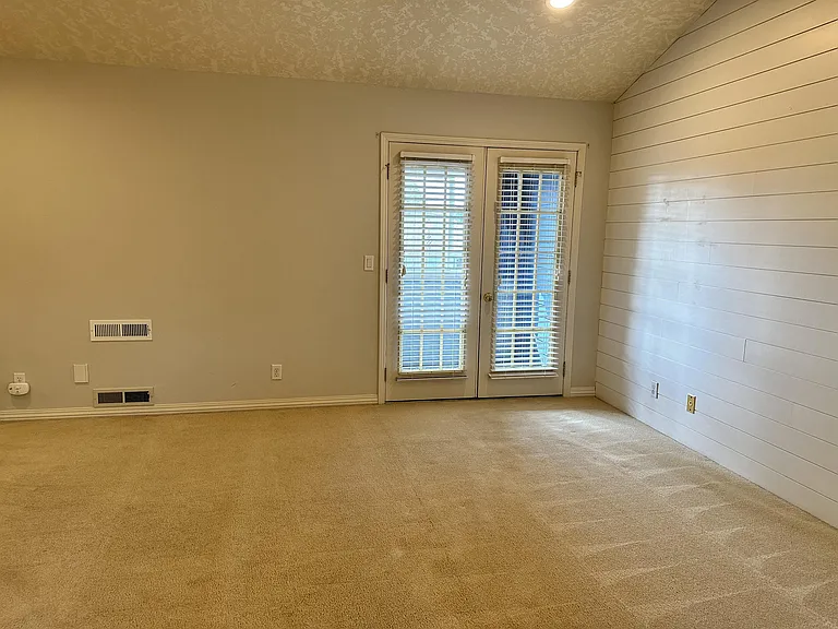 330 E College St — Photo 23