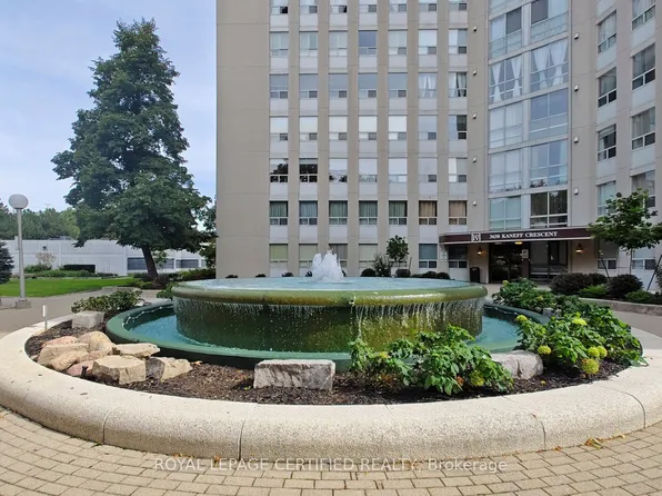 3650 Kaneff Cres Unit 802, Mississauga, ON L5A 4A1