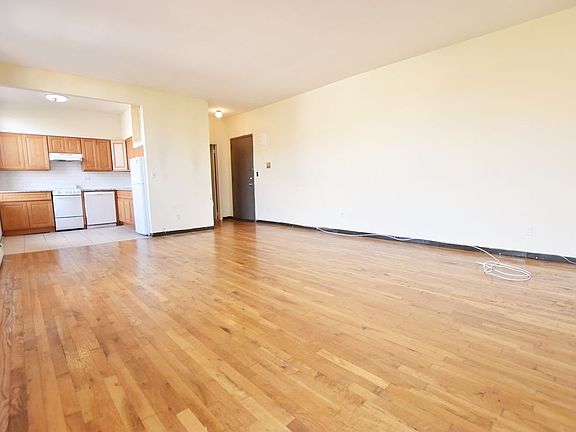 4th image of 2334 28th Ave APT 4C
