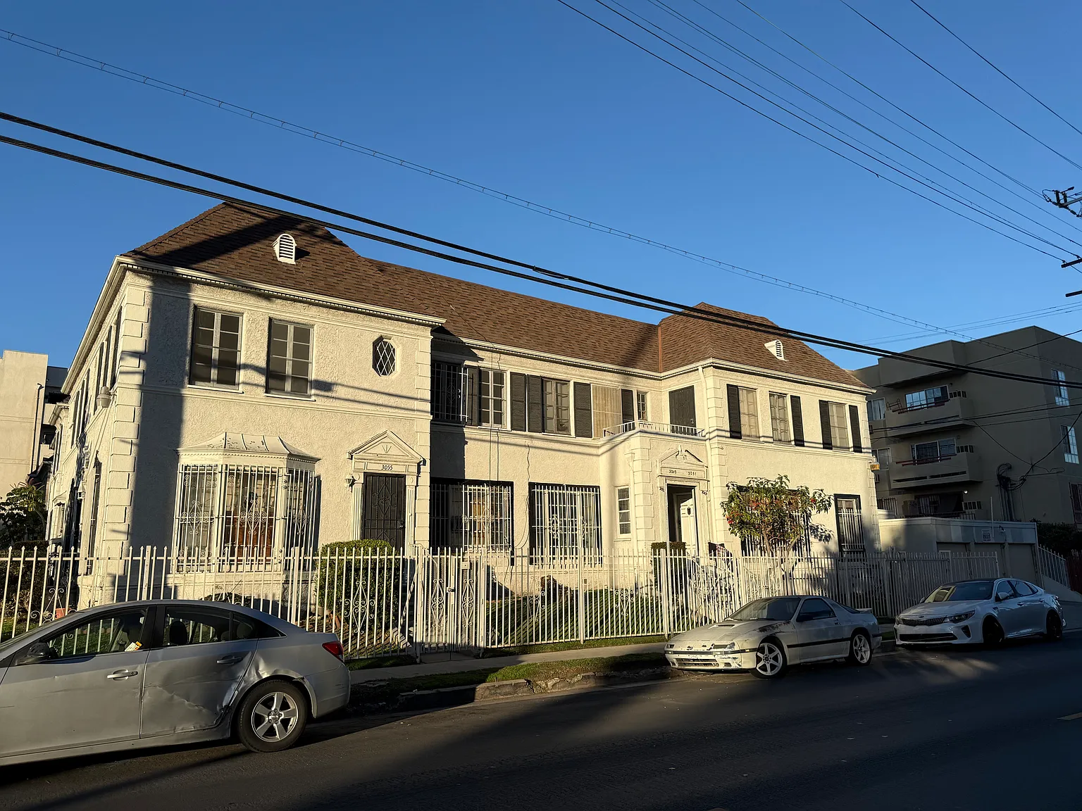 860 S Kenmore Ave — Photo 1