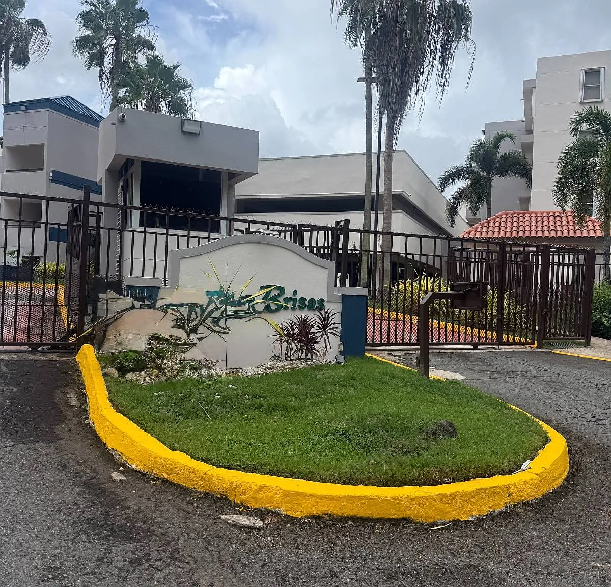 Cond. Monte Brisas — Photo 1