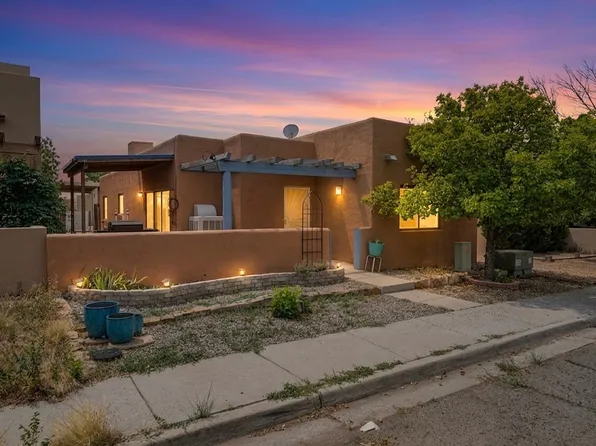 3913 Los Milagros, Santa Fe, NM 87507