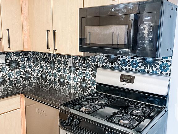 3rd image of 7055 Hampton Ave #205