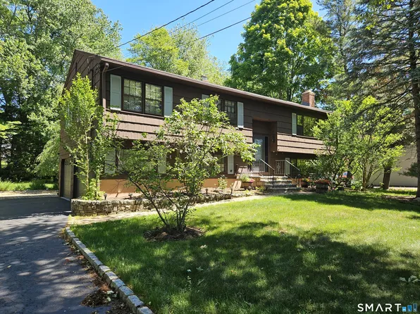 2010 Old Town Road, Trumbull, CT 06611