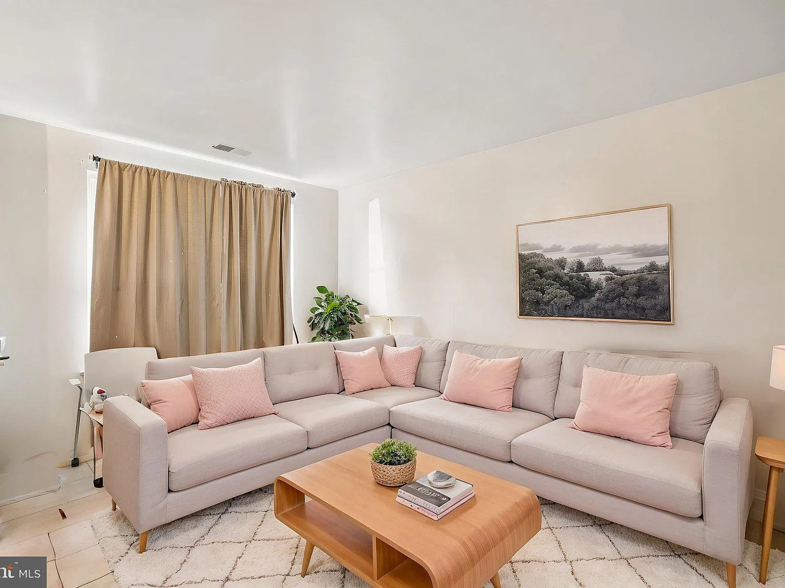 2 bed, 1.0 bath, 900 sqft, $1,300 — Photo 3