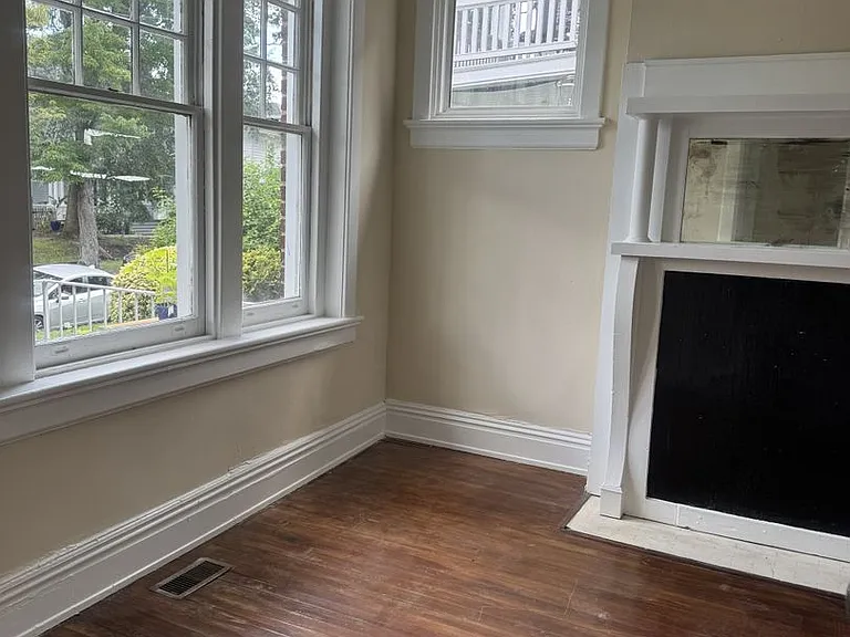 2422 Barton Ave — Photo 6