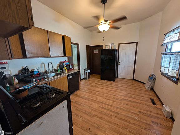 3rd image of 1104 Bartlett St