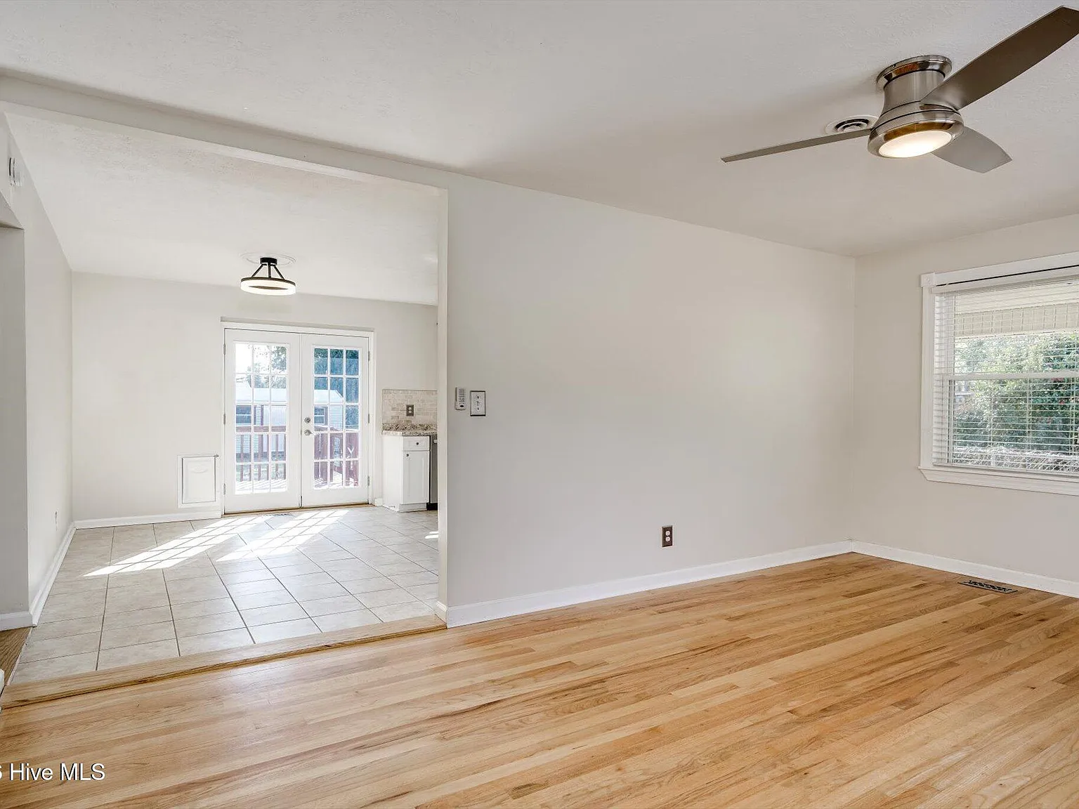4 bed, 1.5 bath, 1300 sqft, $1,800 — Photo 3