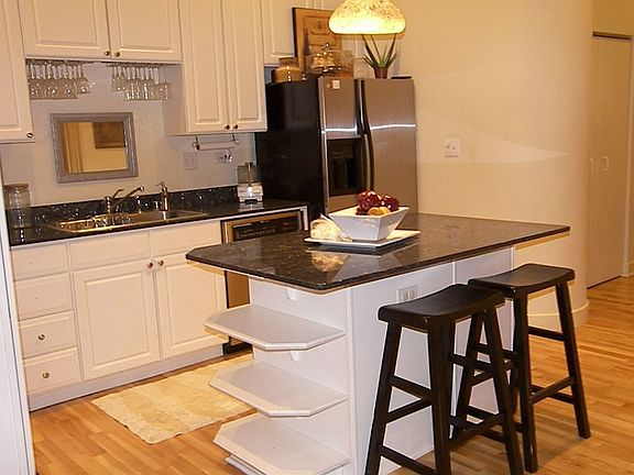 Breakfast Bar / Kitchen
