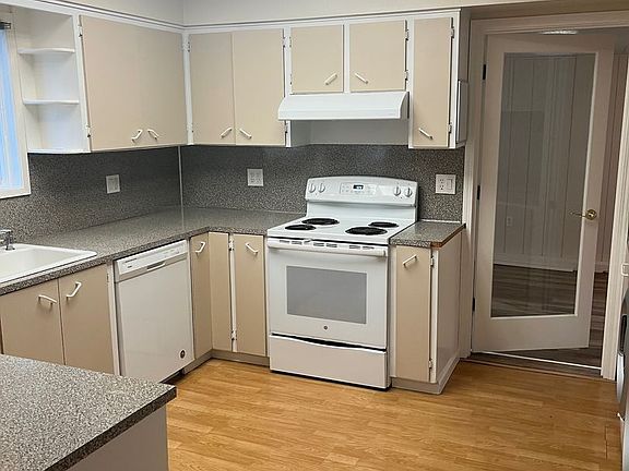2nd image of 3701 SE 15th Ave #15