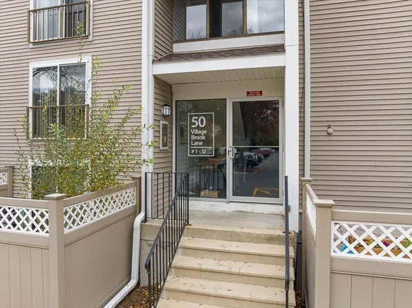 50 Village Brook Ln APT 4, Natick, MA 01760