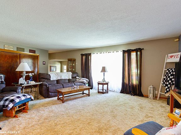 3rd image of 102 Kellogg Ave