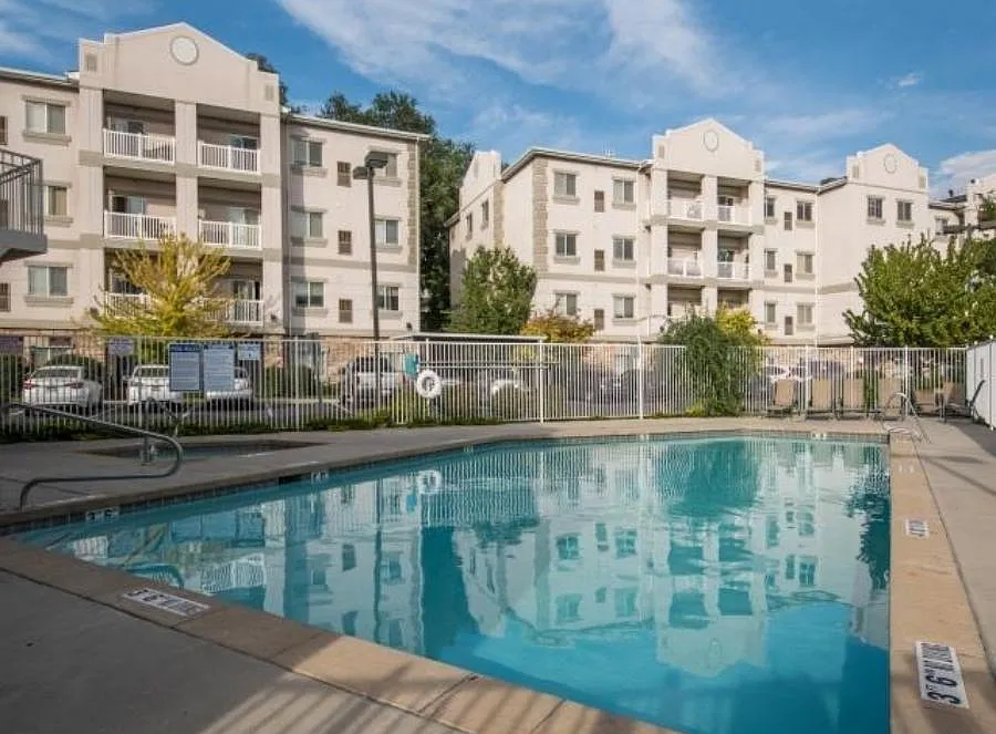 3 bed, 1300 sqft, $800 — Photo 1